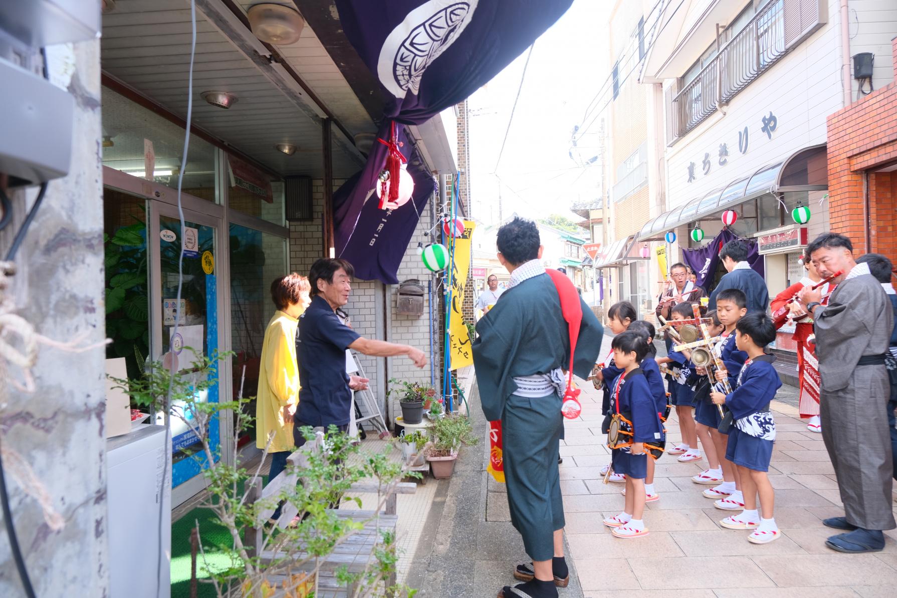 芦辺浦の「ちんちりがんがん」。鐘と笛と太鼓に合わせたお囃子リズムが楽しい-0