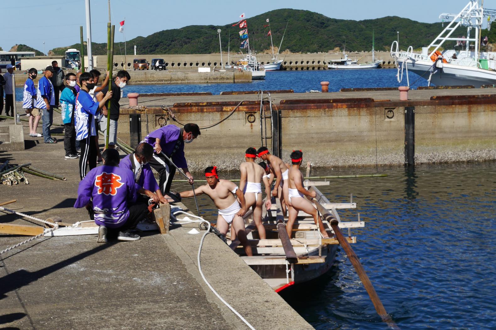 迫力満点の赤白対応ふなぐろ！漁師町・勝本浦一帯の盛大な祭り-2