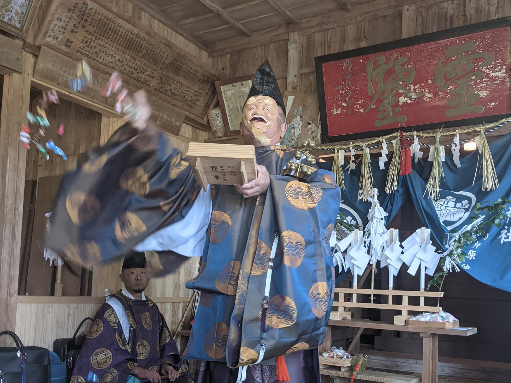 例祭に出くわしたら、ラッキー！地元ルールにのっとって見学しましょう。-0