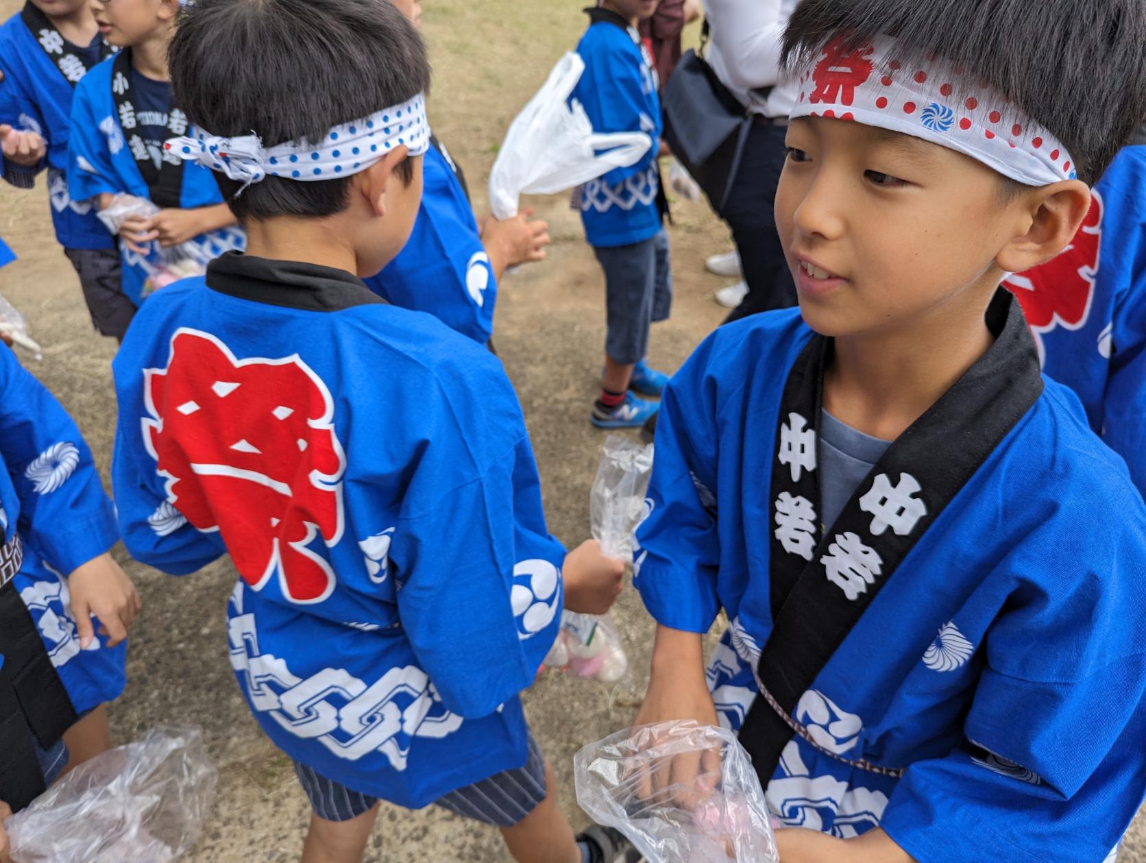 「餅まき」の時間！お餅や飴のありがたい争奪戦-2